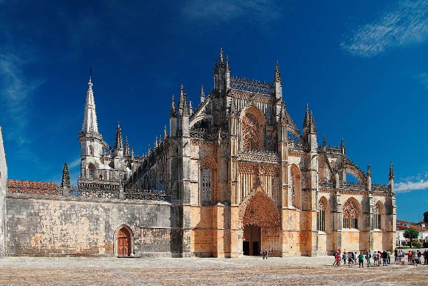 Экскурсии из Лиссабона в монастырь Санта-Мария-да-Витория в Баталье