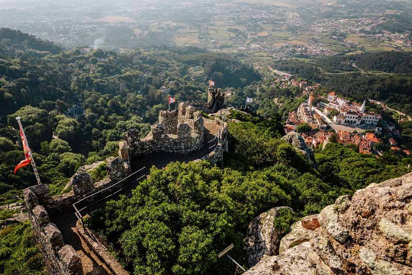 Экскурсии в замок Мавров или Мавританский замок (порт. Castelo dos Mouros) в Синтре, Португалия