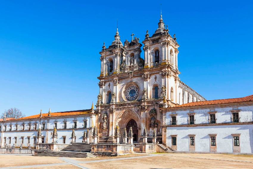 Экскурсия в цистерцианский монастырь в городе Алкобаса, Португалия